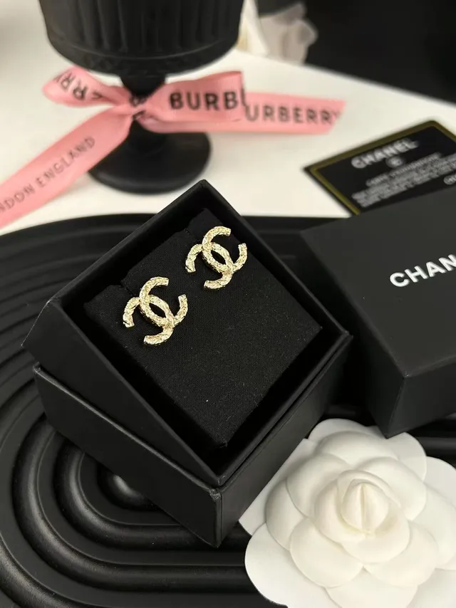 Chanel CC Logo স্টাড সোনার কালো খুরদুরে কানের দুল 3