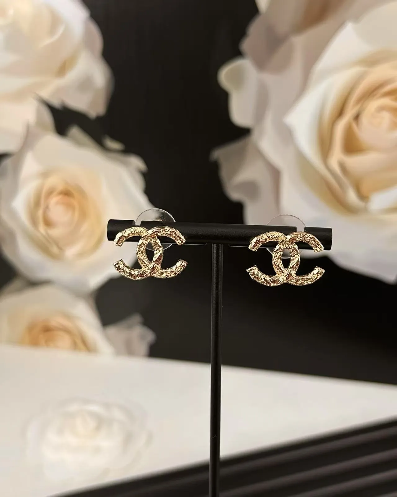 Chanel CC Logo স্টাড সোনার কালো খুরদুরে কানের দুল 5
