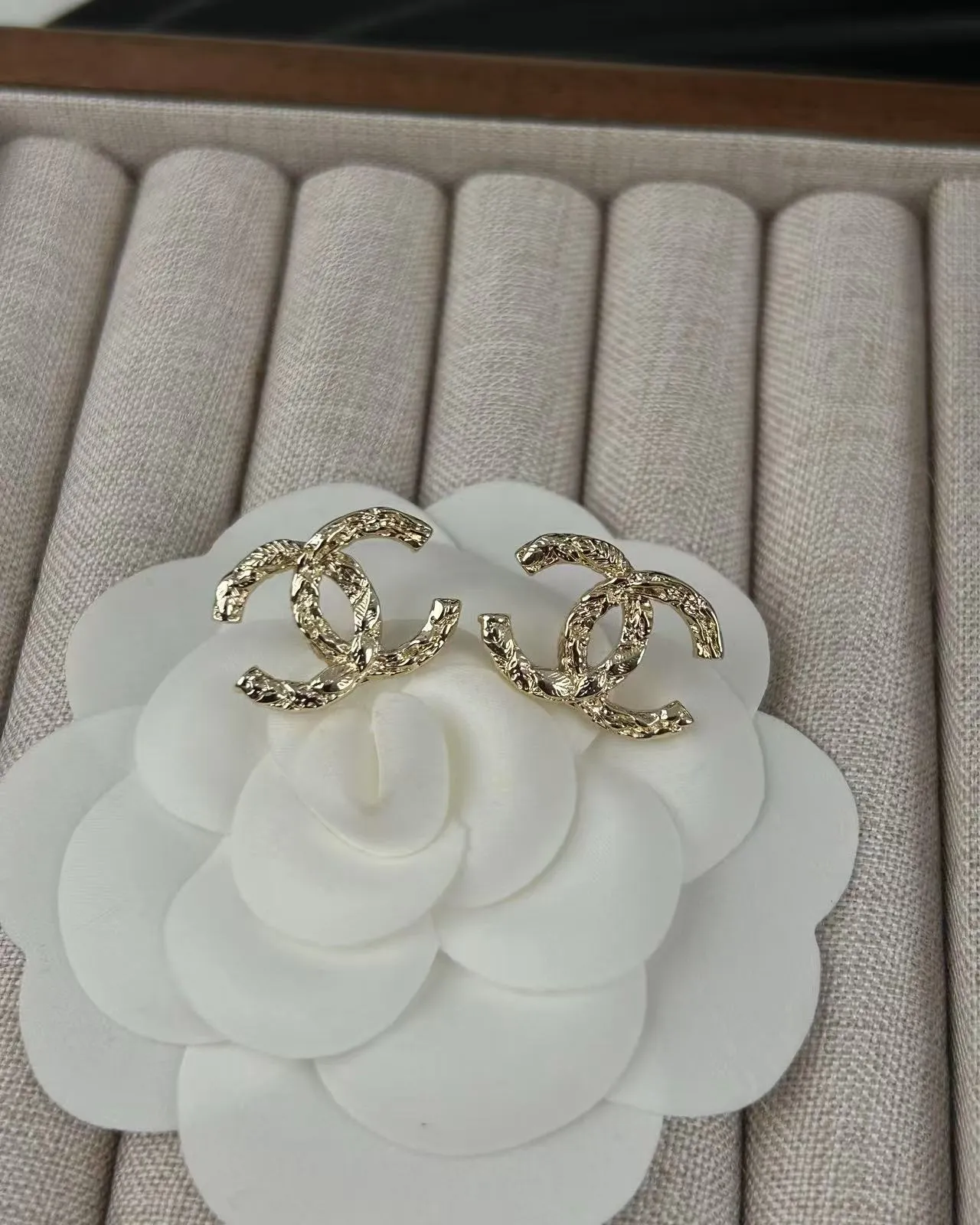 Chanel CC Logo স্টাড সোনার কালো খুরদুরে কানের দুল 6