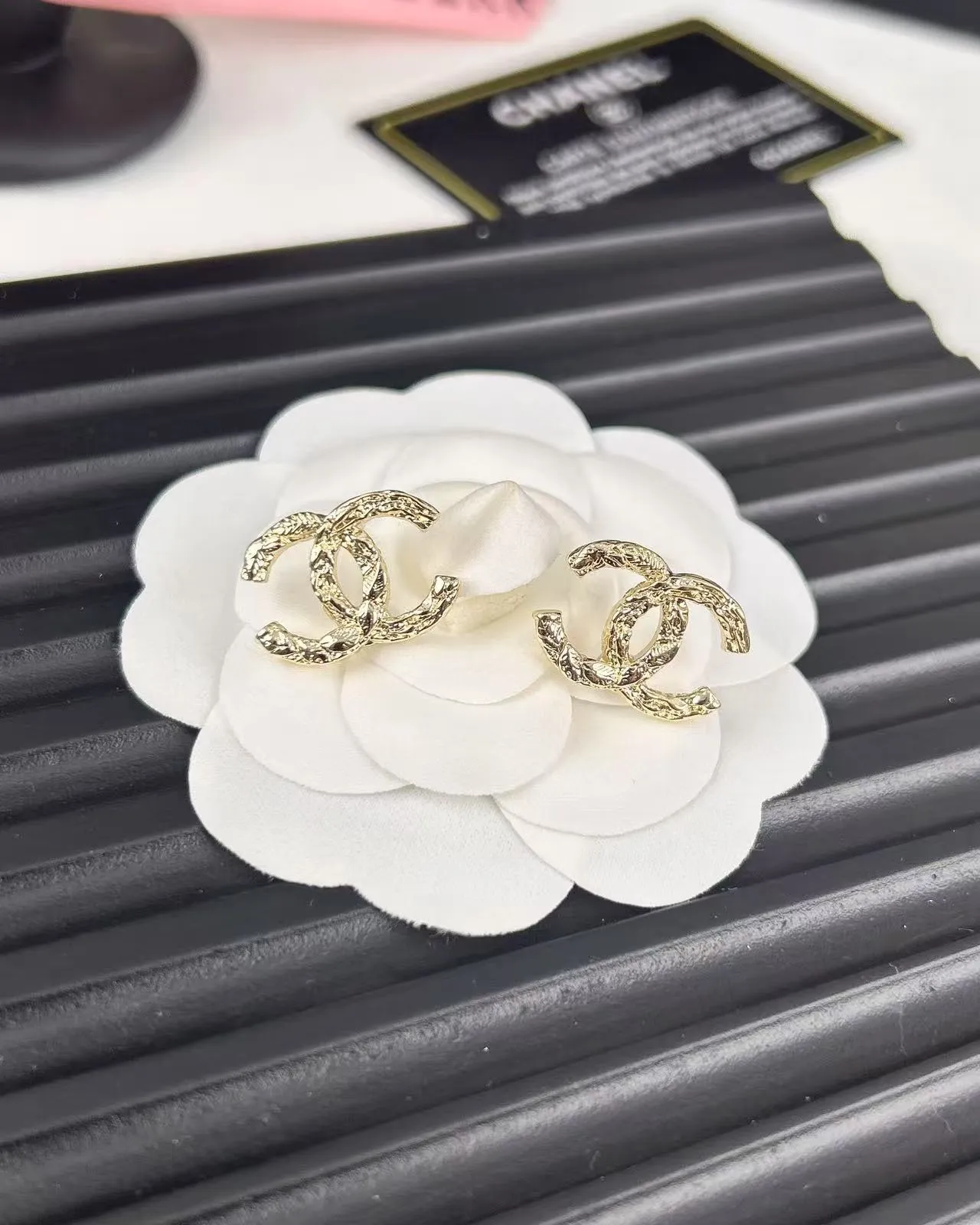 Chanel CC Logo স্টাড সোনার কালো খুরদুরে কানের দুল 7