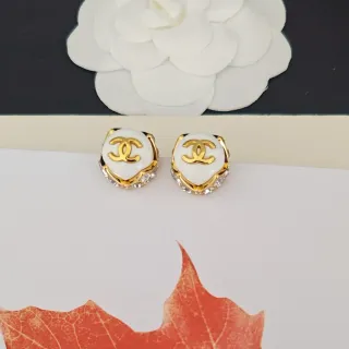Chanel CC Logo Stud Aretes de oro blanco esmaltado