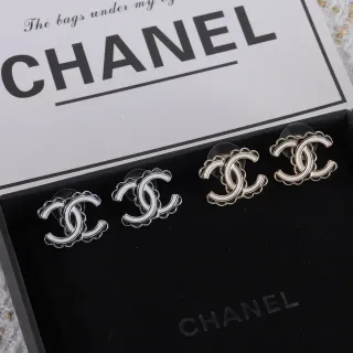 أقراط شانيل CC Logo Stud أبيض فضي مع حافة متشابكة scalloped