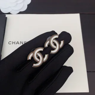 Chanel CC Logo أقراط إيمايل أبيض ذهبي اللون