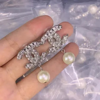 Chanel CC قطرات اللؤلؤ الفضية البيجيه Pavé-Crystal شعار اللؤلؤ الطازجة المعلقة أقراط