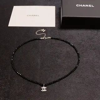 Chanel CC قلادة choker بحبات ودلاية
