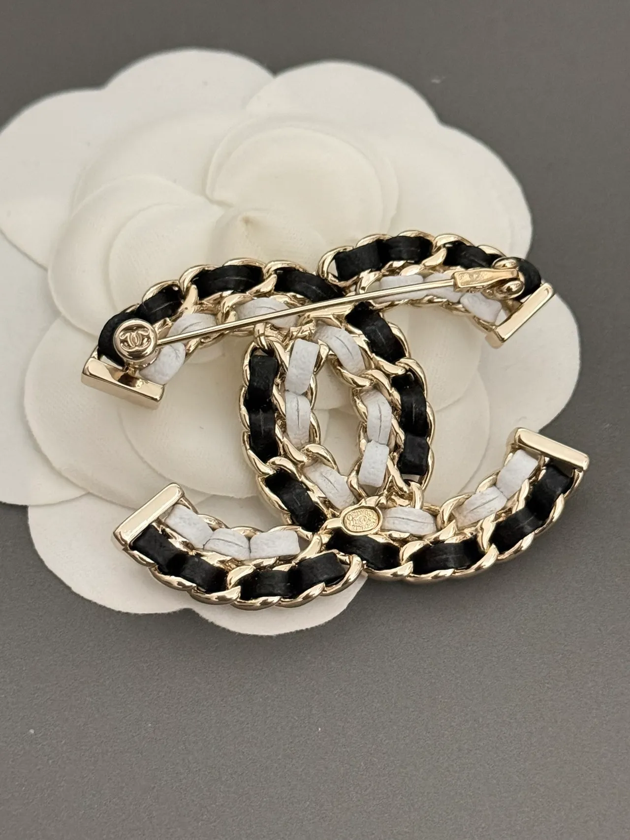 Chanel Chain-Link CC Brooch काला सफेद लॉगो रिबन बुना हुआ ब्रोच 2