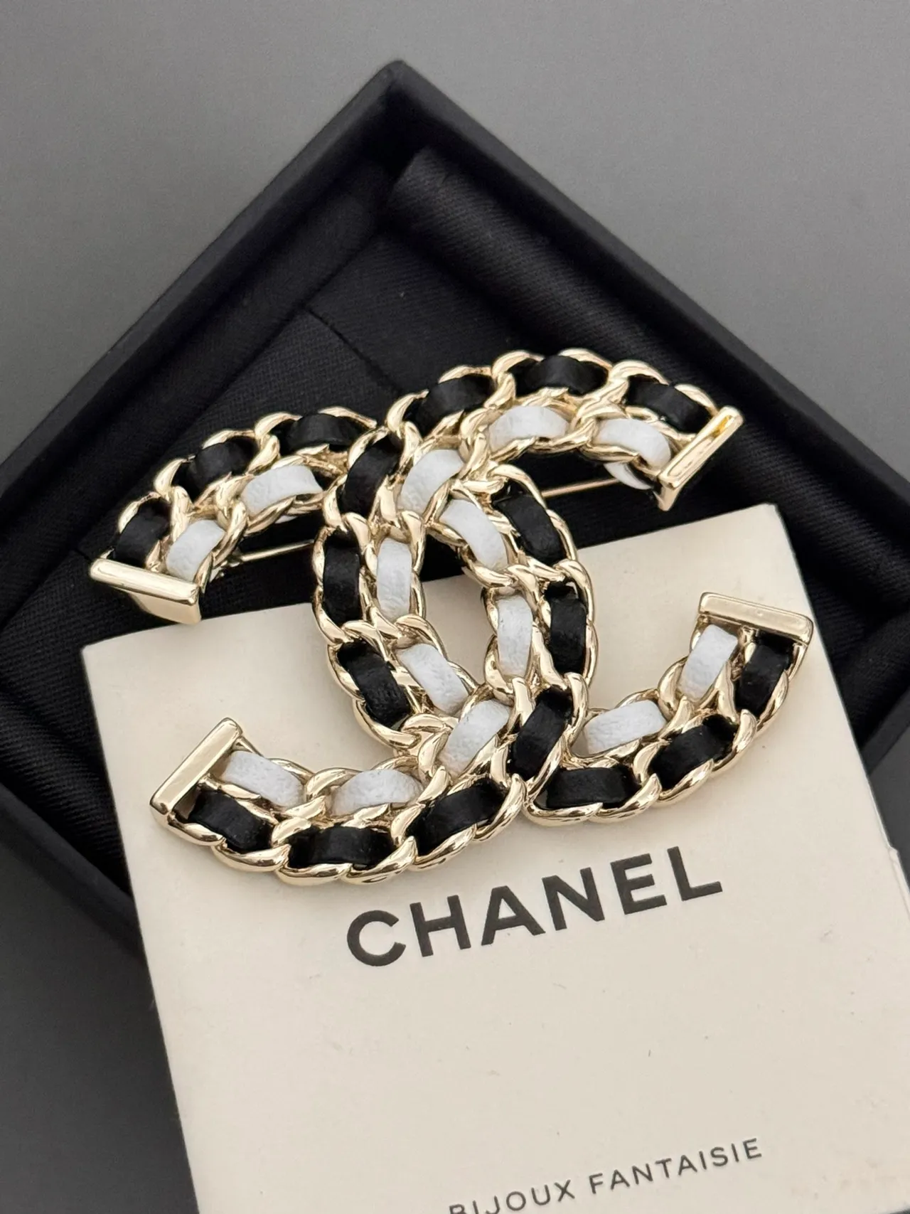 Chanel Chain-Link CC Brooch काला सफेद लॉगो रिबन बुना हुआ ब्रोच 3