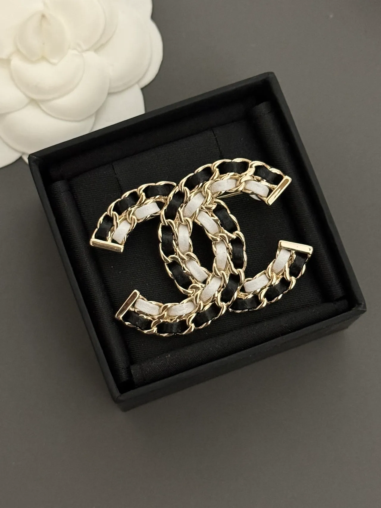 Chanel Chain-Link CC Brooch काला सफेद लॉगो रिबन बुना हुआ ब्रोच 4