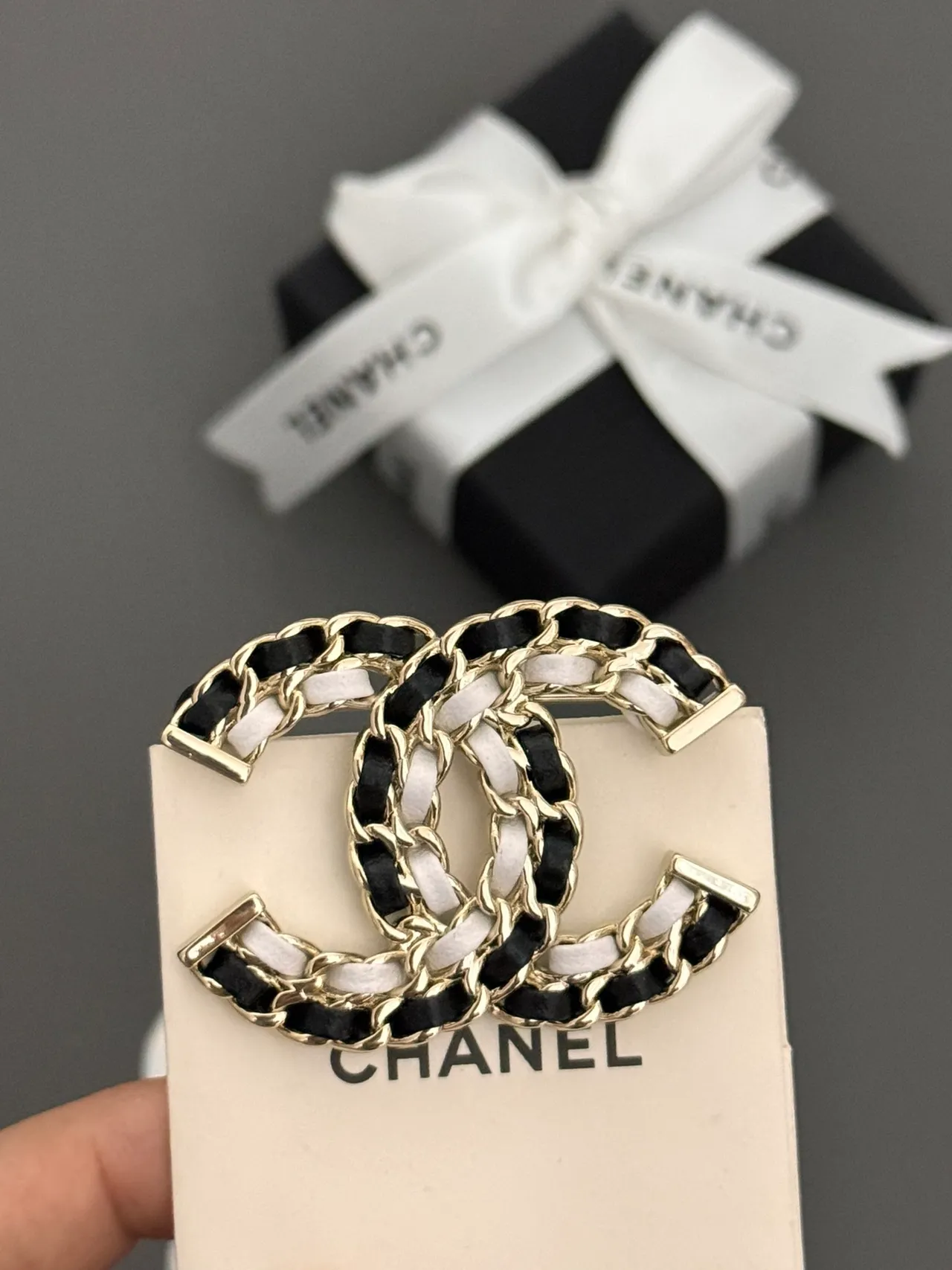 Chanel Chain-Link CC Brooch काला सफेद लॉगो रिबन बुना हुआ ब्रोच 5