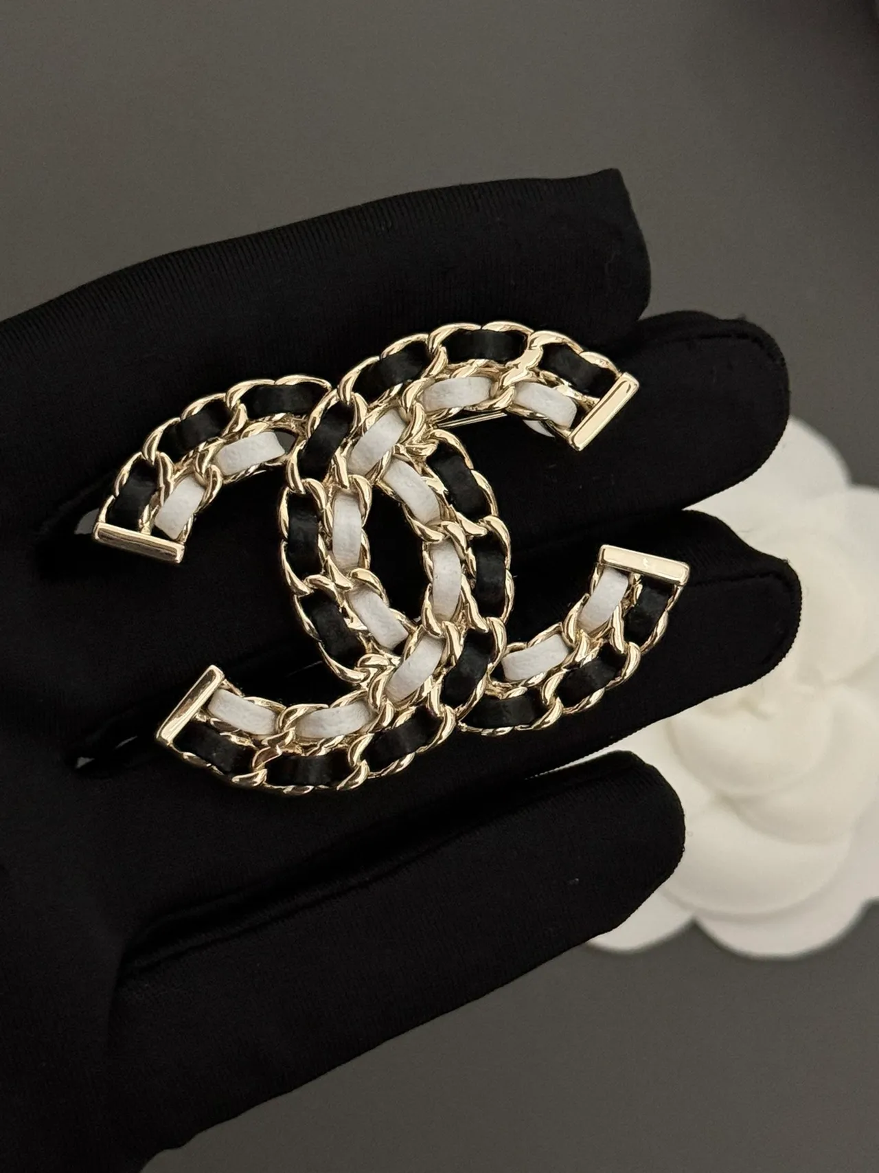 Chanel Chain-Link CC Brooch काला सफेद लॉगो रिबन बुना हुआ ब्रोच 6