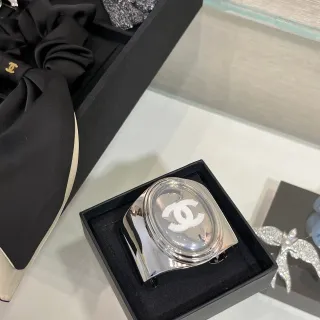 Chanel Classic Cuff مصقول بلون فضي مع إيمل أبيض سوار