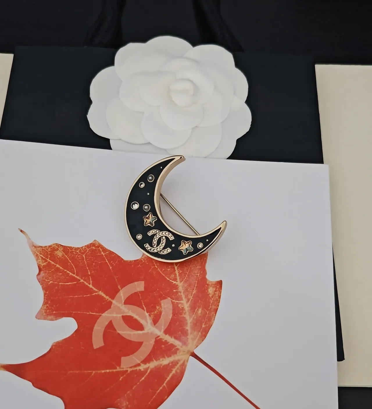 Chanel চাঁদের আধা চাঁদ এনামেল এবং ক্রিস্টাল ব্রোচ 3