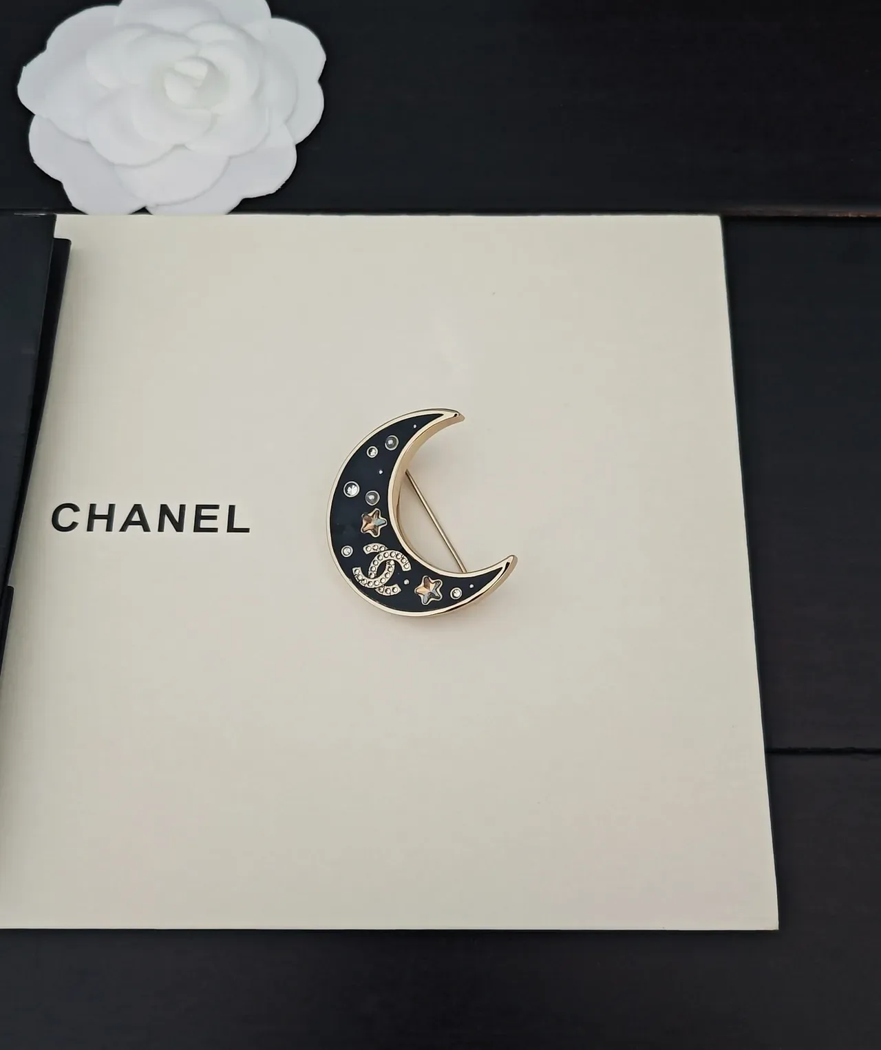 Chanel চাঁদের আধা চাঁদ এনামেল এবং ক্রিস্টাল ব্রোচ 4