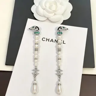 Chanel نقشة الكلب لؤلؤي وكريستال أقراط