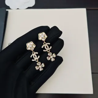 Chanel Aretes Colgantes Floral CC con Perlas y Cristales