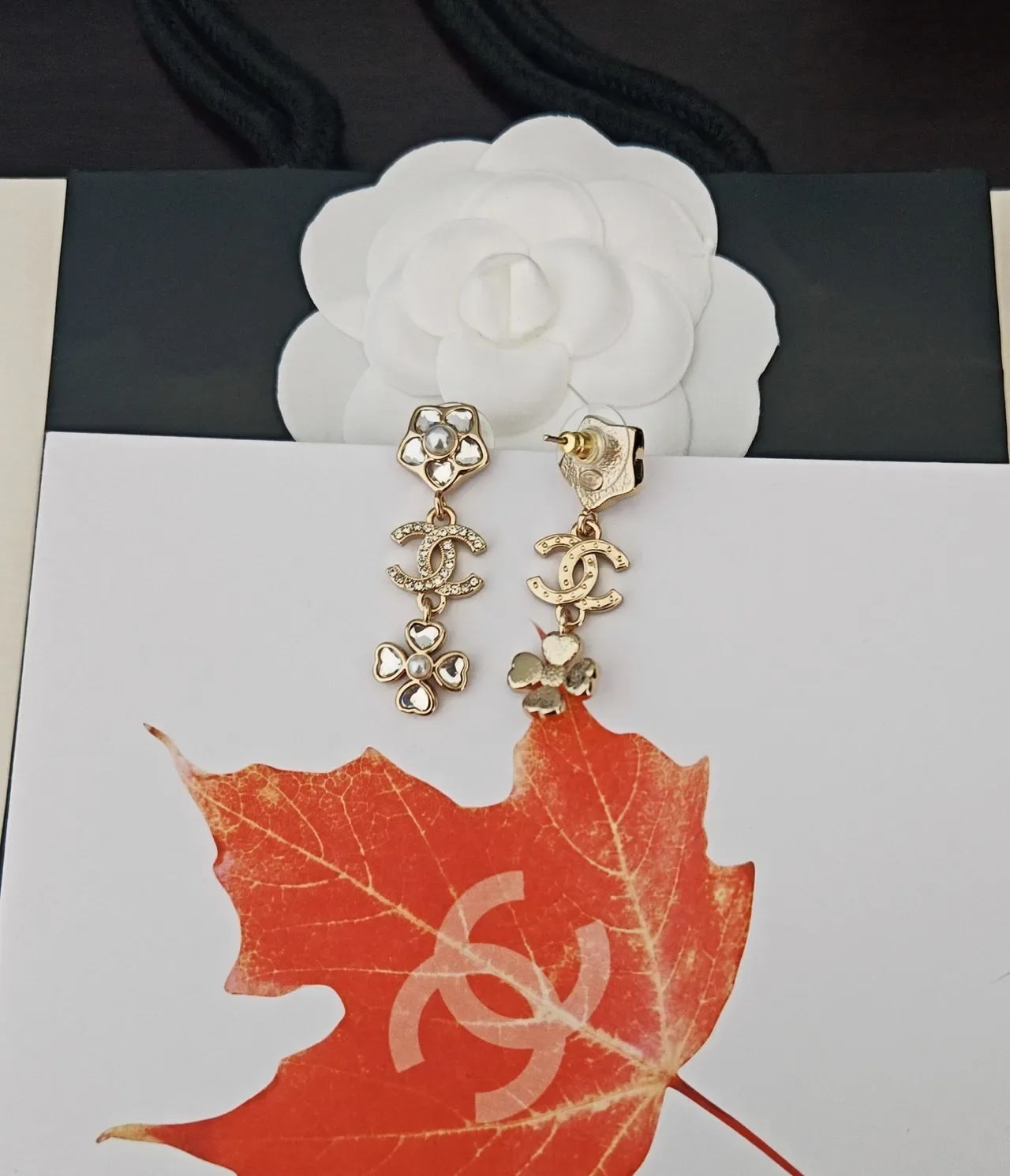 Chanel Boucles d'oreilles florales CC perles et cristaux pendantes 2