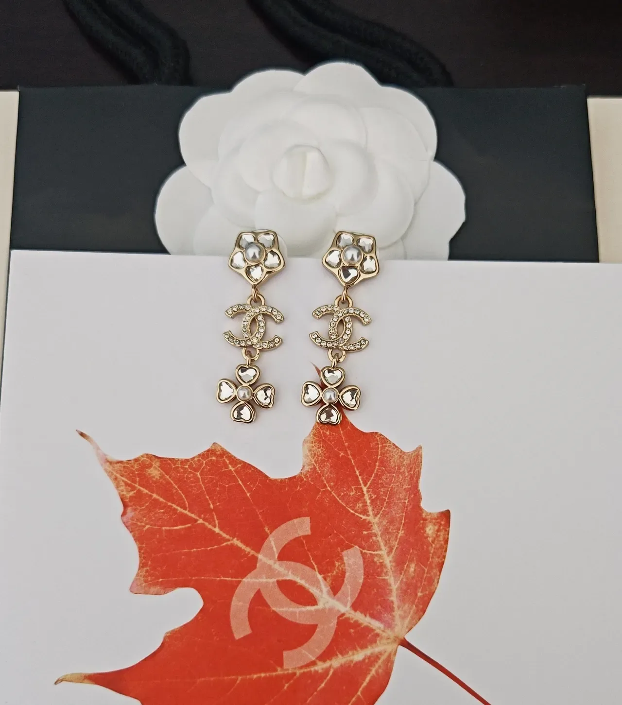Chanel Boucles d'oreilles florales CC perles et cristaux pendantes 3