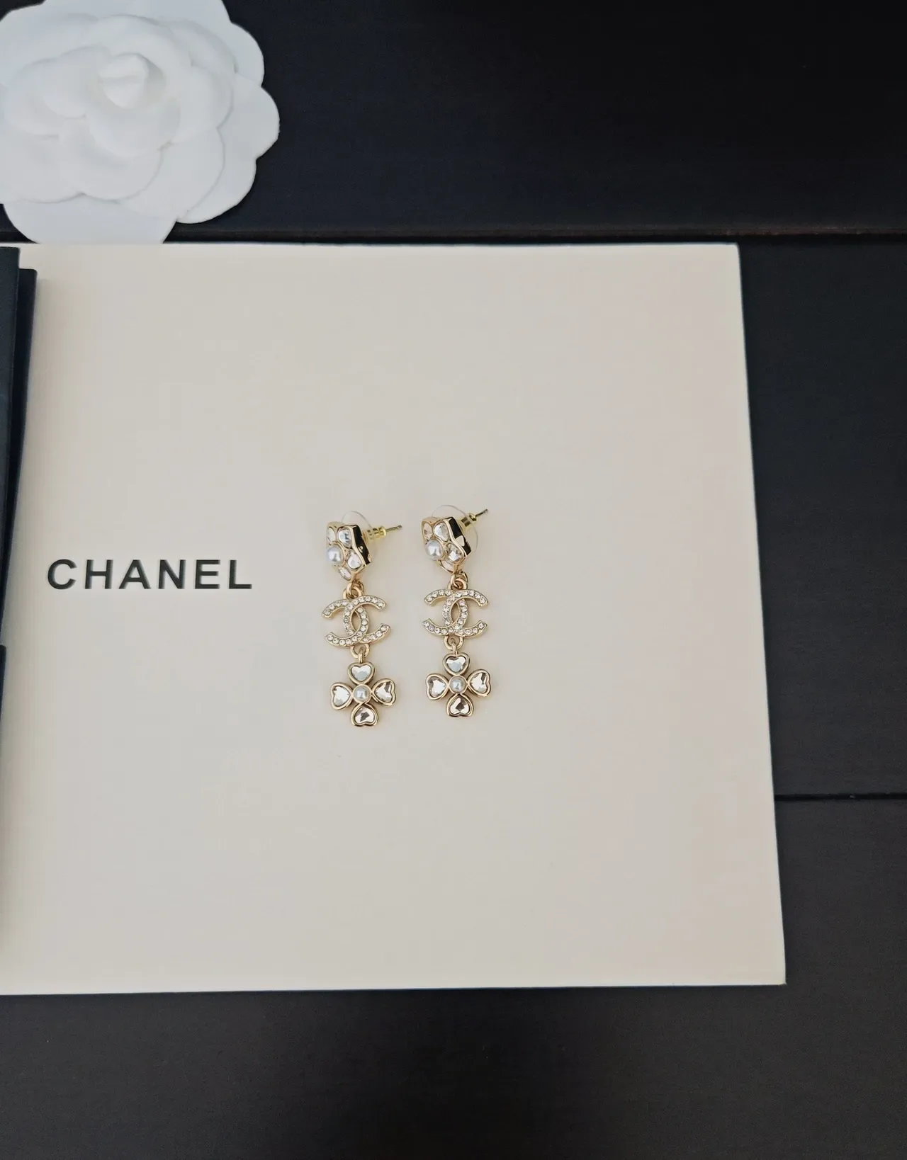 Chanel Boucles d'oreilles florales CC perles et cristaux pendantes 4
