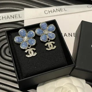 Chanel ফুলের ডেনিম-টেক্সচার্ড ক্রিস্টাল কানের দুল