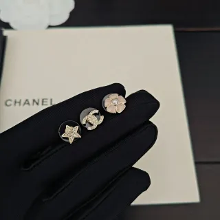 Chanel أقراط ذهبية وردية معدنية مزينة بكريستالات