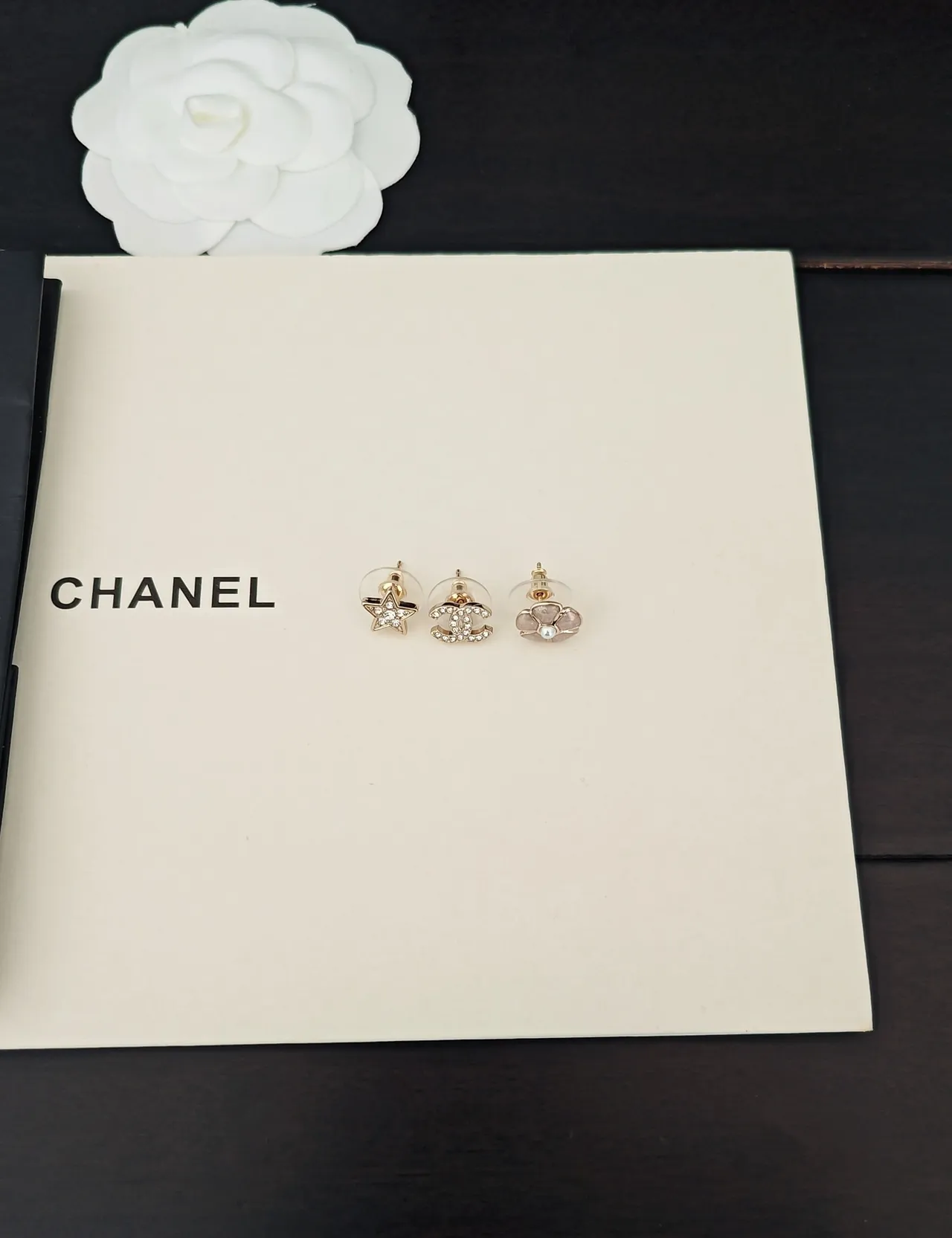 Chanel أقراط ذهبية وردية معدنية مزينة بكريستالات 5