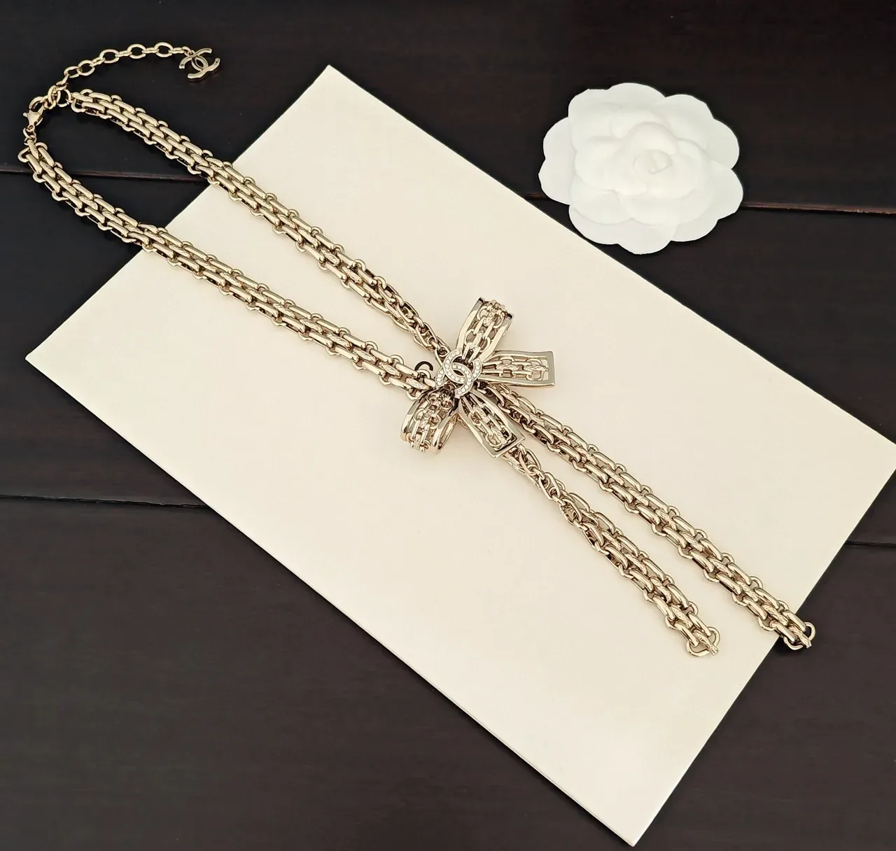 Chanel Collar con Colgante de Lazo en Oro y Plata Cadena Múltiple 2