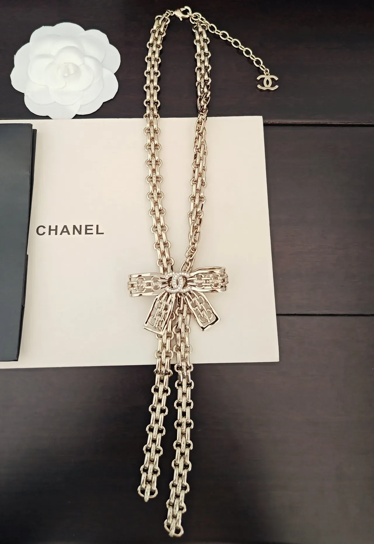 Chanel Collar con Colgante de Lazo en Oro y Plata Cadena Múltiple 5