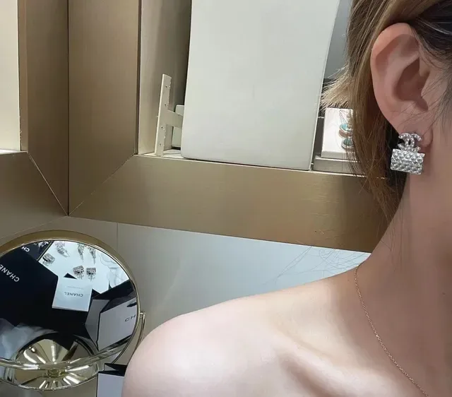 Chanel Boucles d'Oreilles Or Argent Matelassé CC Logo Pavé 2
