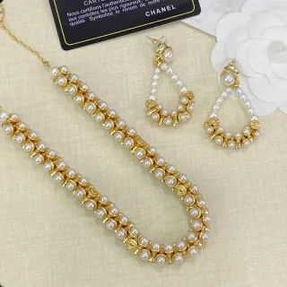 Chanel ذهبي أبيض صف مزدوج لؤلؤ CC-Logo موصلات قلادة