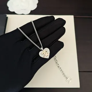 Chanel 心形 Pavé 水晶 Interlocking CC 项链