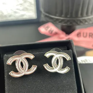 Chanel Interlocking CC أقراط دبوس