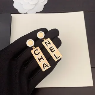Chanel Logo Drop أقراط ذهبية سوداء مع خطوط الإيمل
