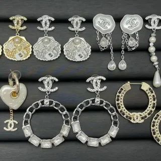 Chanel লোগো-ইম্বেলিশড পার্ল এবং ক্রিস্টাল ইয়ারিংস