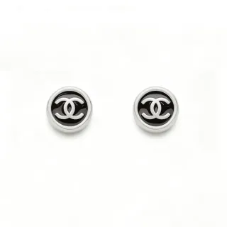 Chanel Logo Stud أقراط أسود فضي دائري مينا وجه