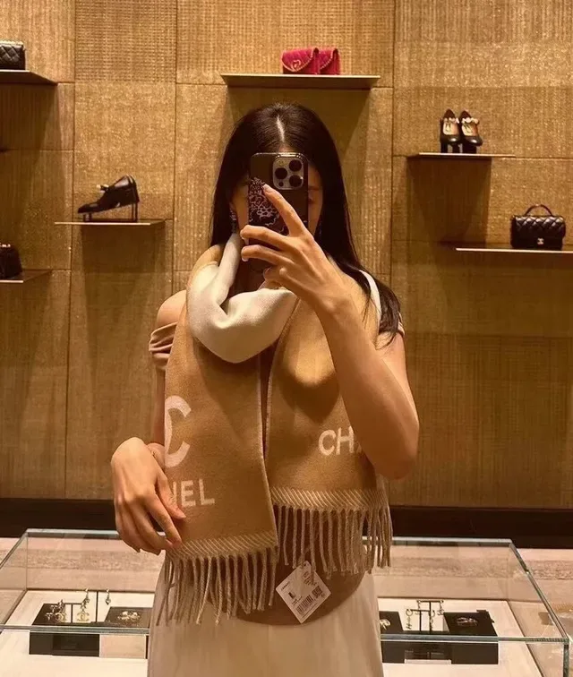 Chanel Monogram Beige et Crème Écharpe de Cachemire 2