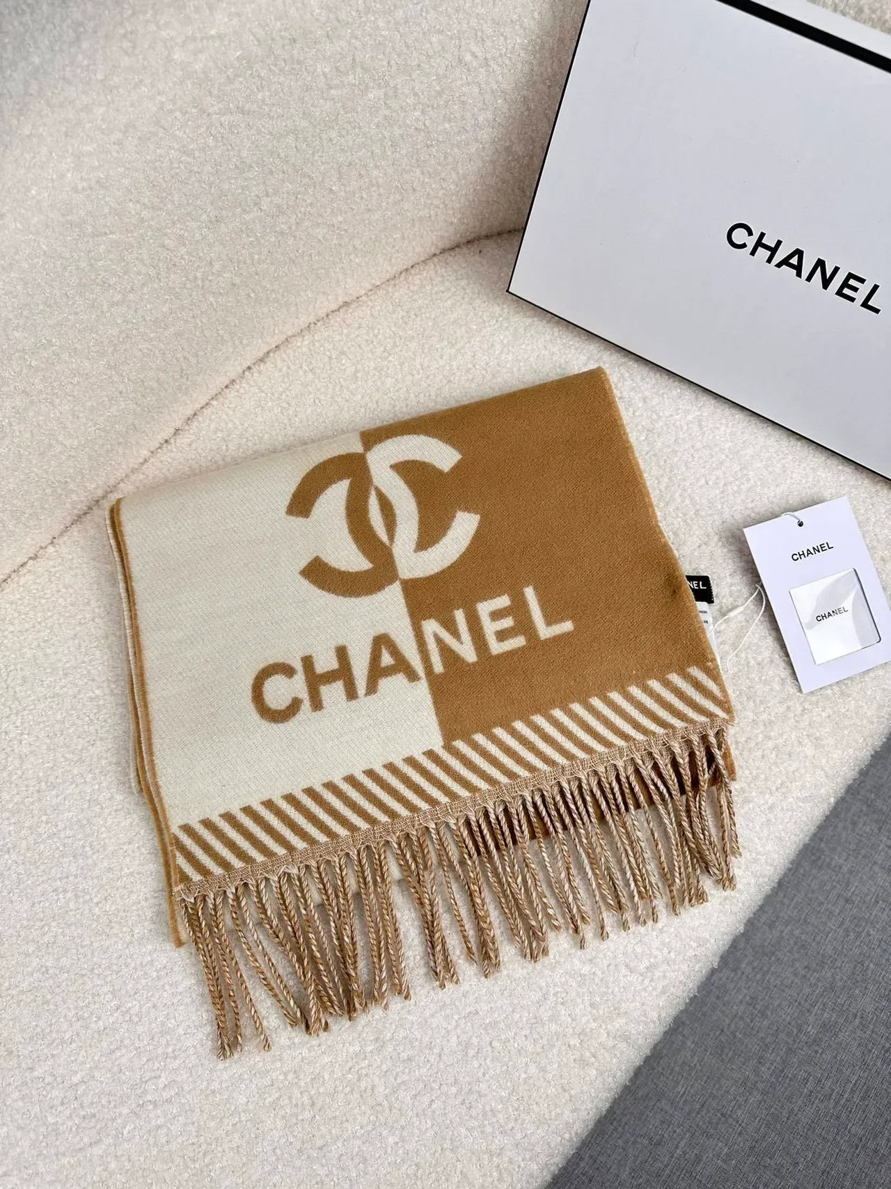 Chanel Monogram Beige et Crème Écharpe de Cachemire 4