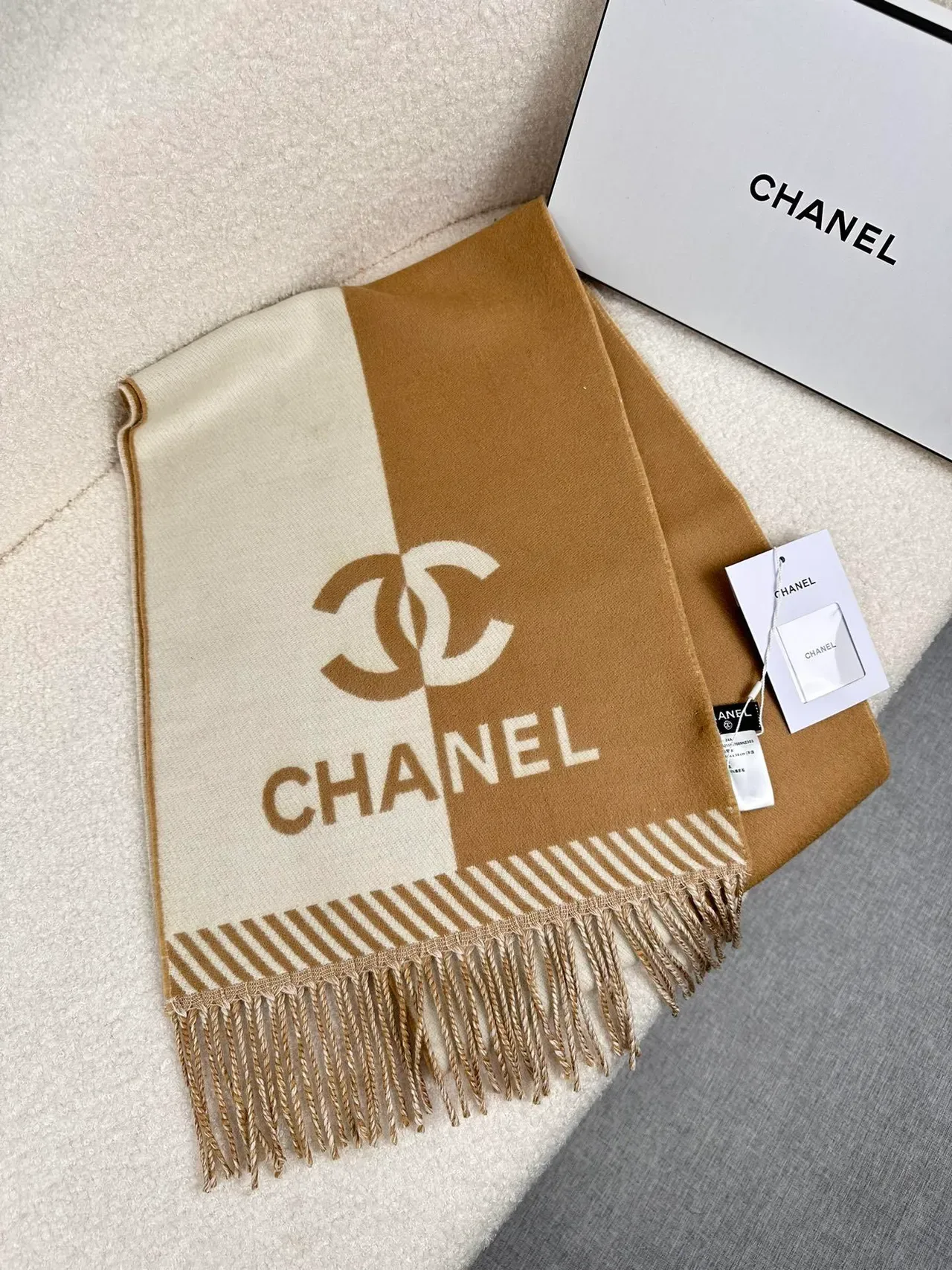 Chanel Monogram Beige et Crème Écharpe de Cachemire 5