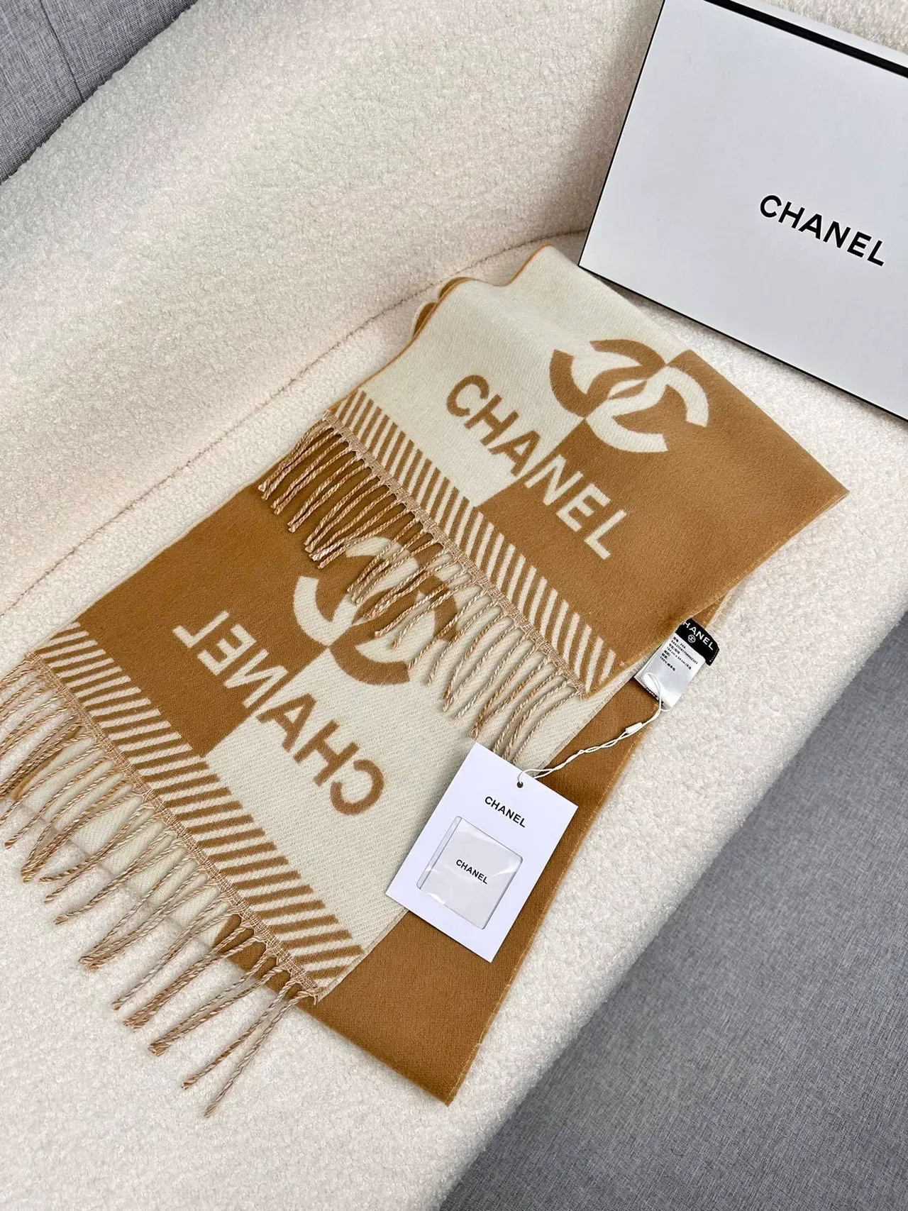 Chanel Monogram Beige et Crème Écharpe de Cachemire 6