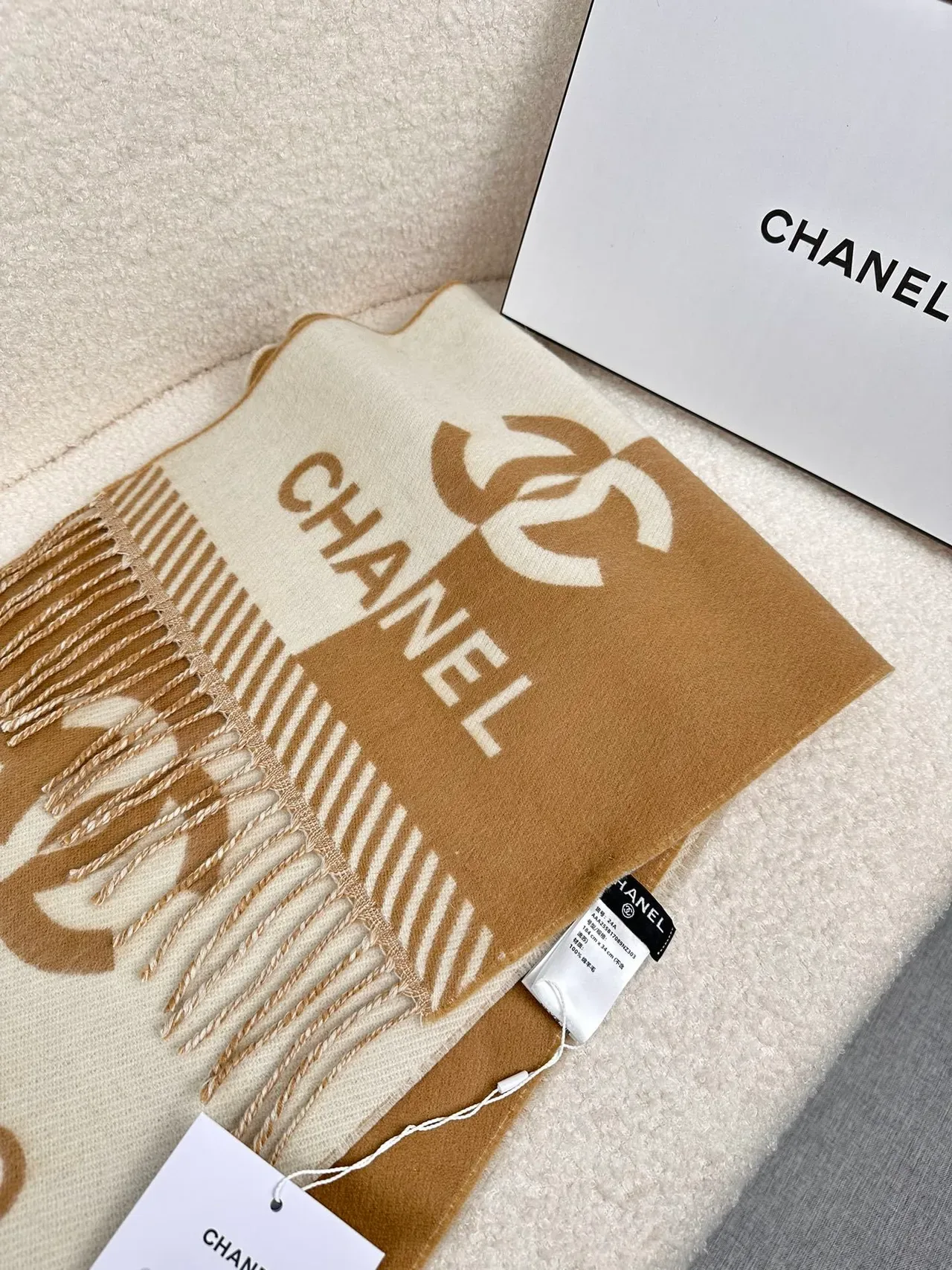 Chanel Monogram Beige et Crème Écharpe de Cachemire 7