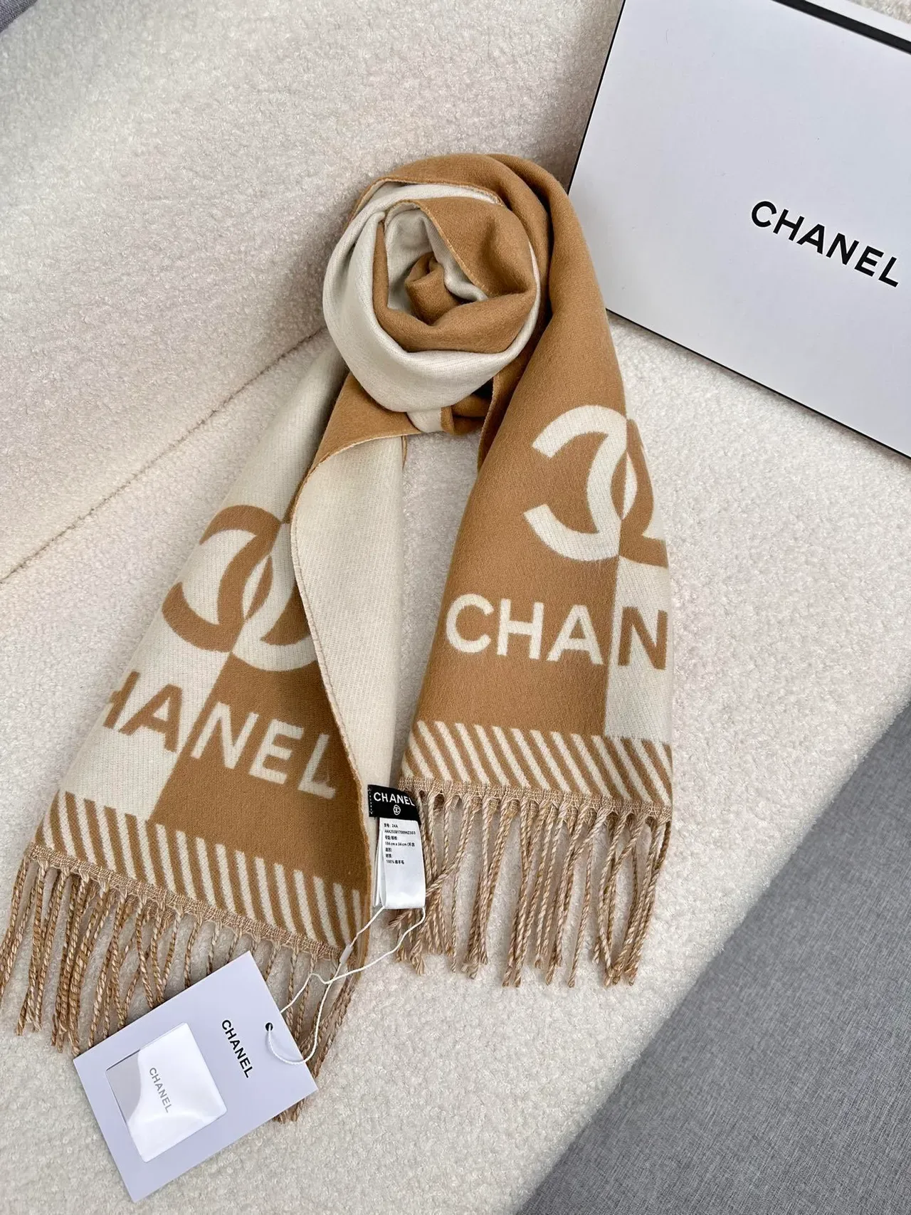 Chanel Monogram Beige et Crème Écharpe de Cachemire 8