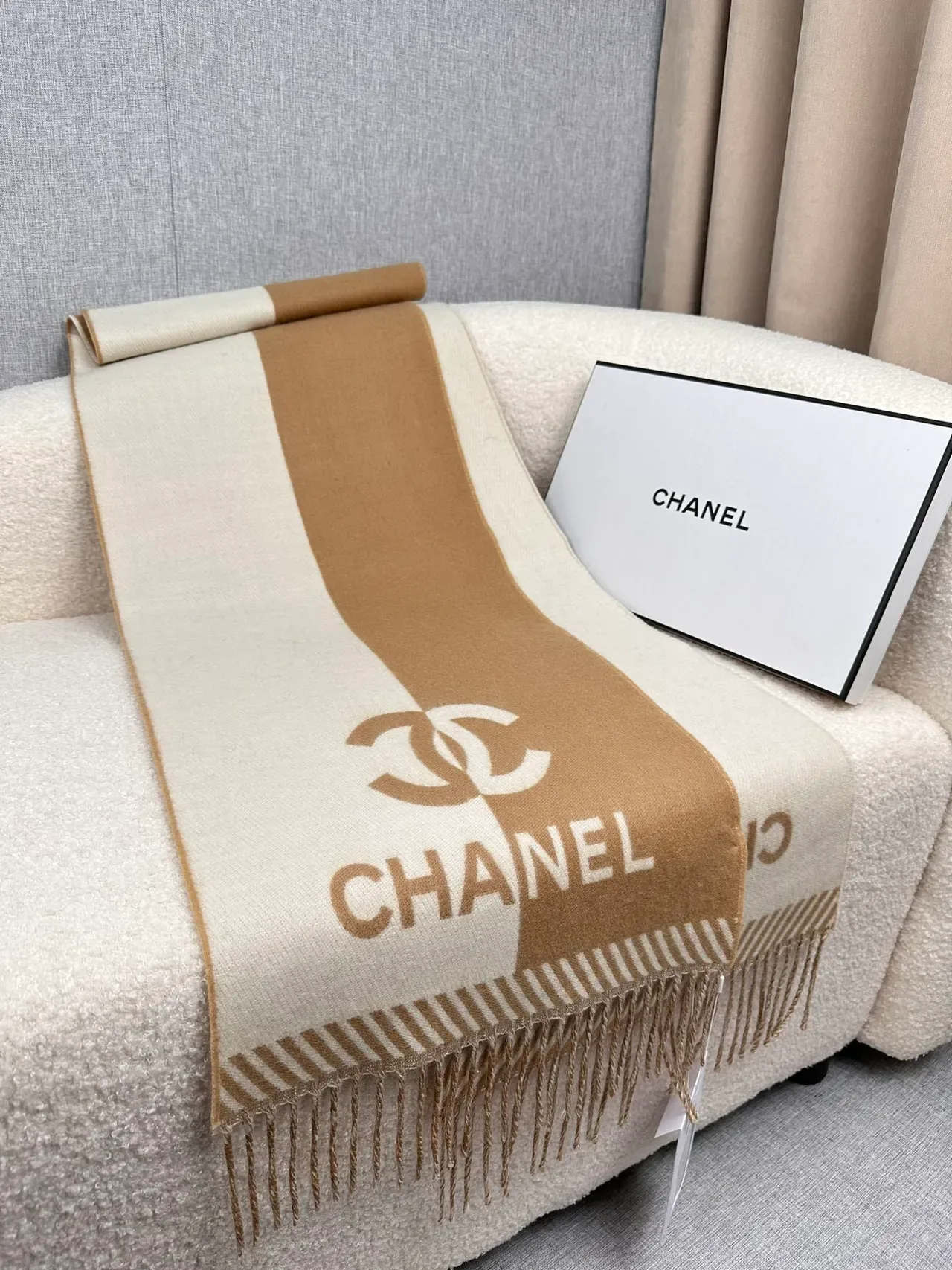 Chanel Monogram Beige et Crème Écharpe de Cachemire 9