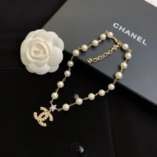 قلادة Chanel CC Logo نجمة مع خرز اللؤلؤي