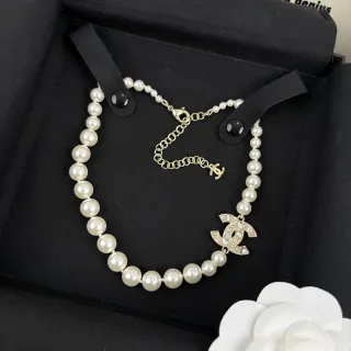 Chanel सلسलة اللؤلؤ ذهب أبيض مرصعة بالكريستال معلقة CC