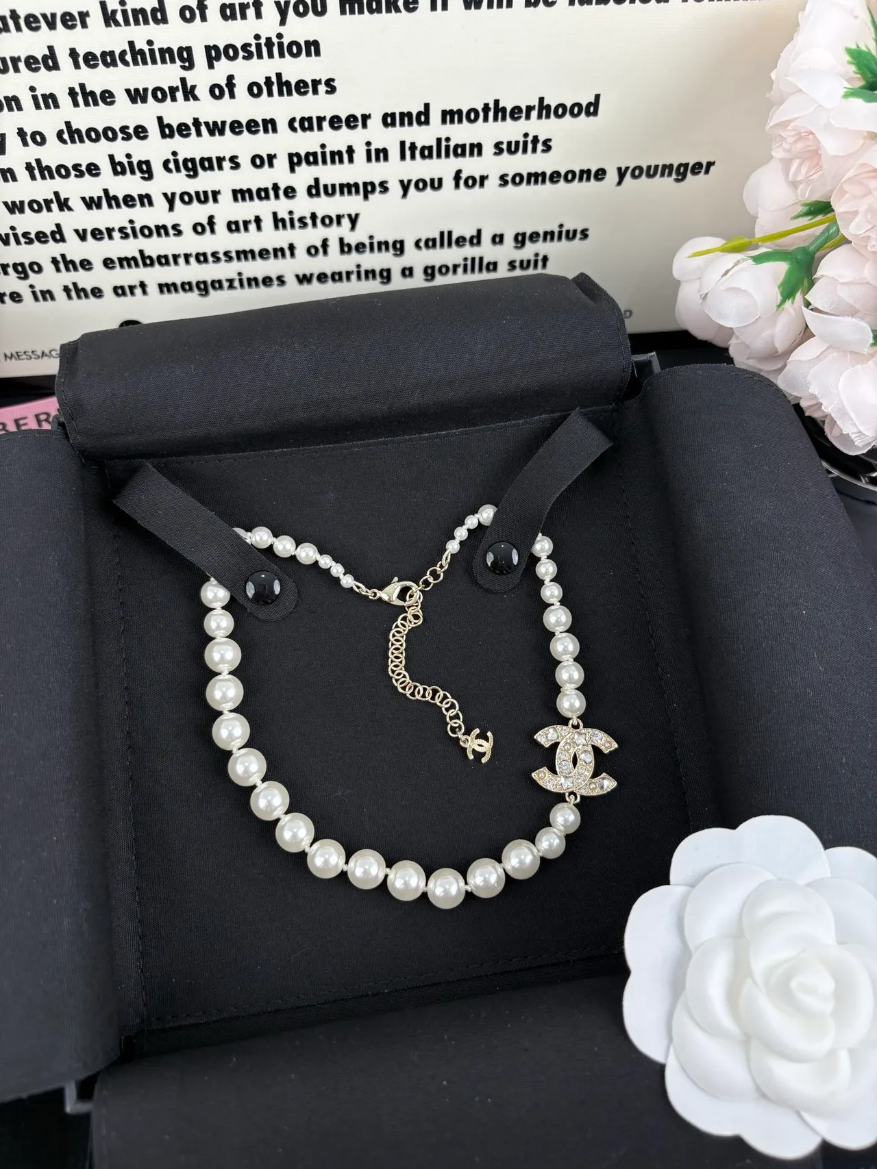 Chanel सلسलة اللؤلؤ ذهب أبيض مرصعة بالكريستال معلقة CC 2