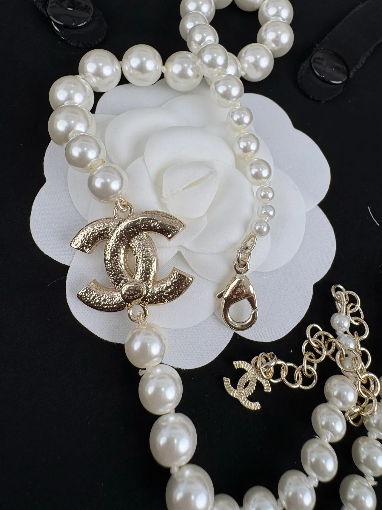 Chanel सلسलة اللؤلؤ ذهب أبيض مرصعة بالكريستال معلقة CC 3