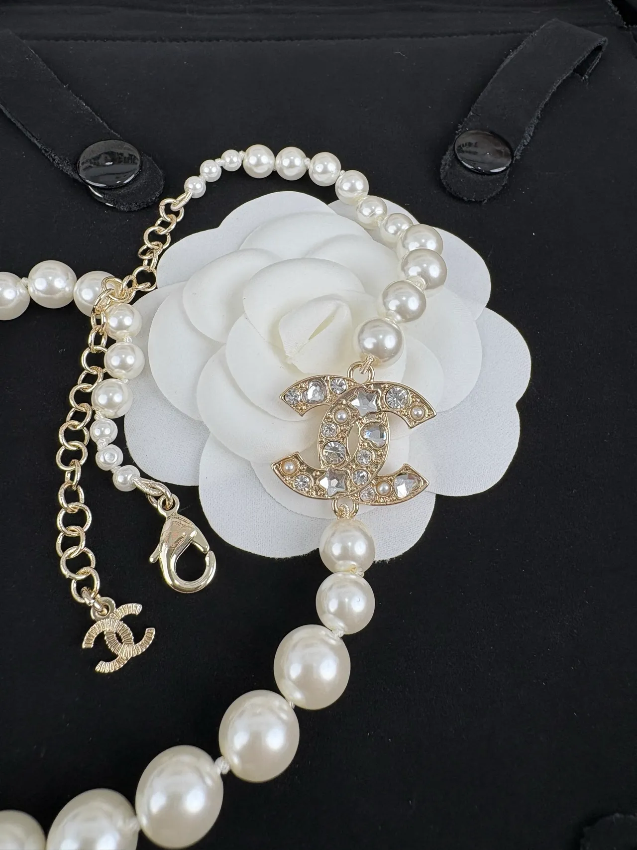 Chanel सلسलة اللؤلؤ ذهب أبيض مرصعة بالكريستال معلقة CC 4