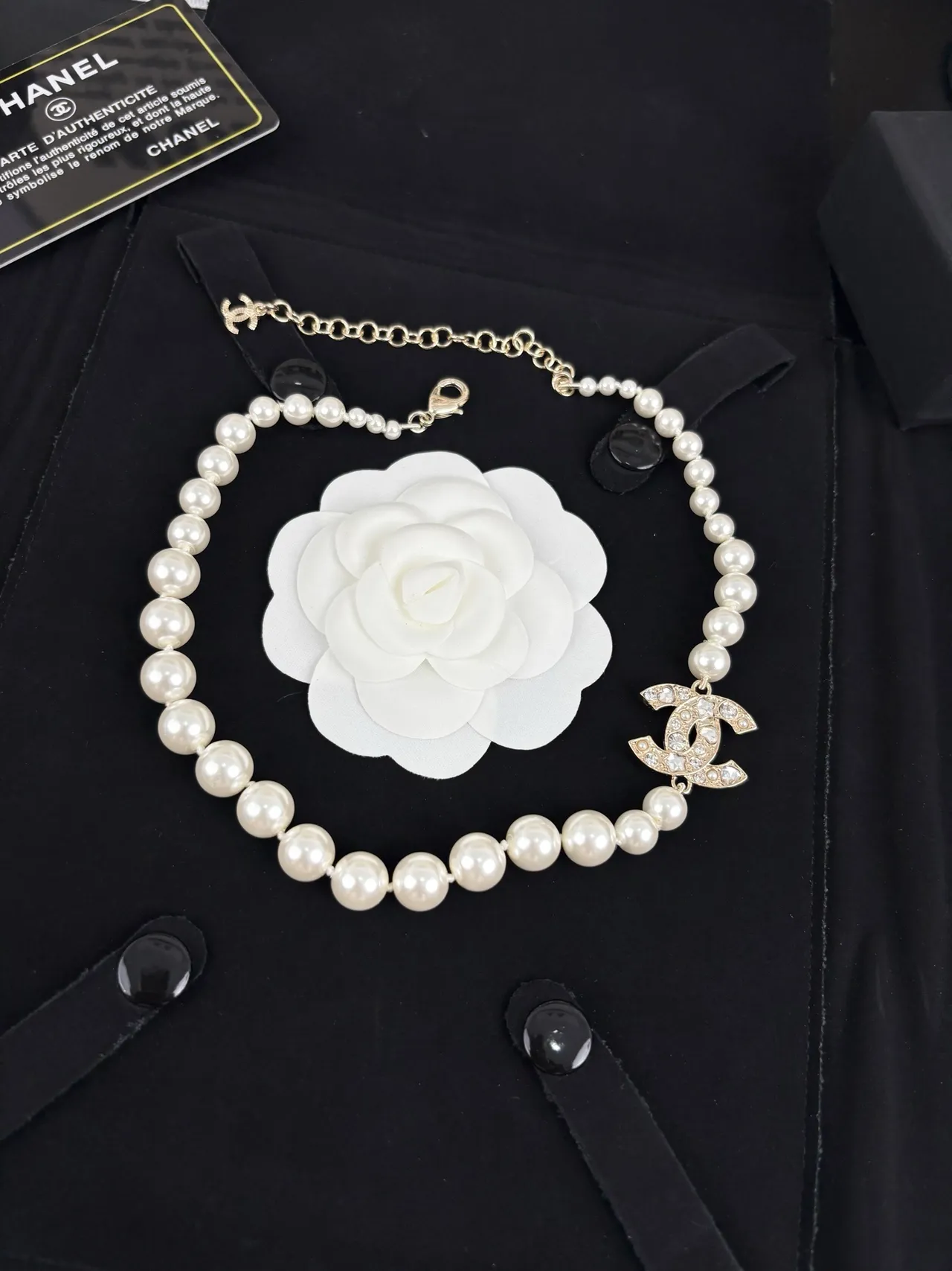 Chanel सلسलة اللؤلؤ ذهب أبيض مرصعة بالكريستال معلقة CC 5
