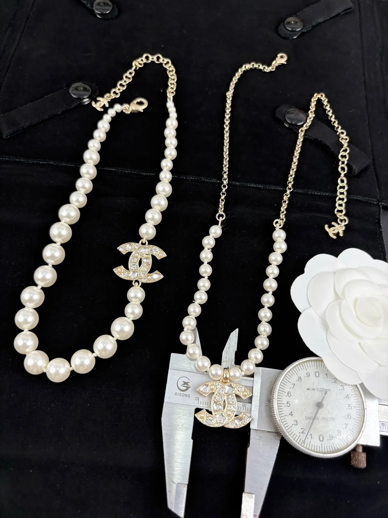Chanel सلسलة اللؤلؤ ذهب أبيض مرصعة بالكريستال معلقة CC 6