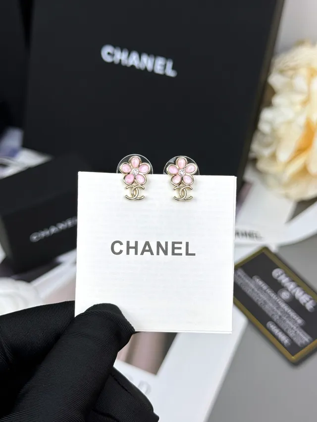 Chanel أقراط وردية فضية على شكل زهرة ببتلات مكسوكة بالإيمل 4