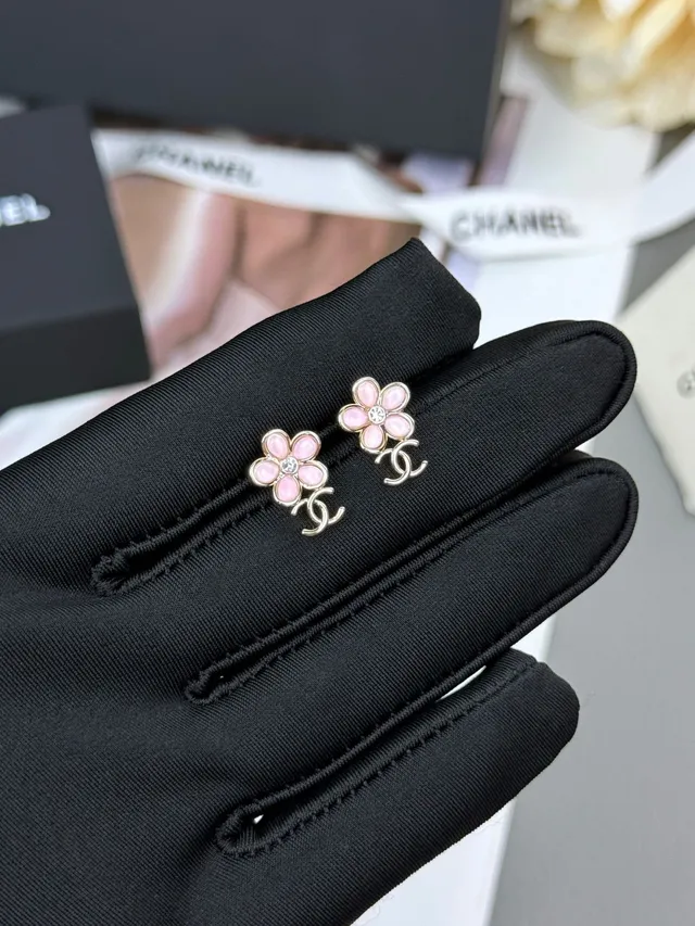 Chanel أقراط وردية فضية على شكل زهرة ببتلات مكسوكة بالإيمل 6